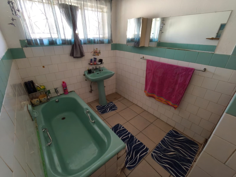To Let 4 Bedroom Property for Rent in Oos Einde North West